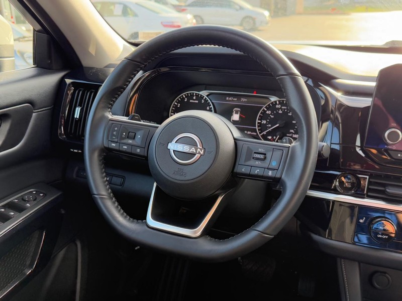 Nissan Pathfinder Vehicle Image 13