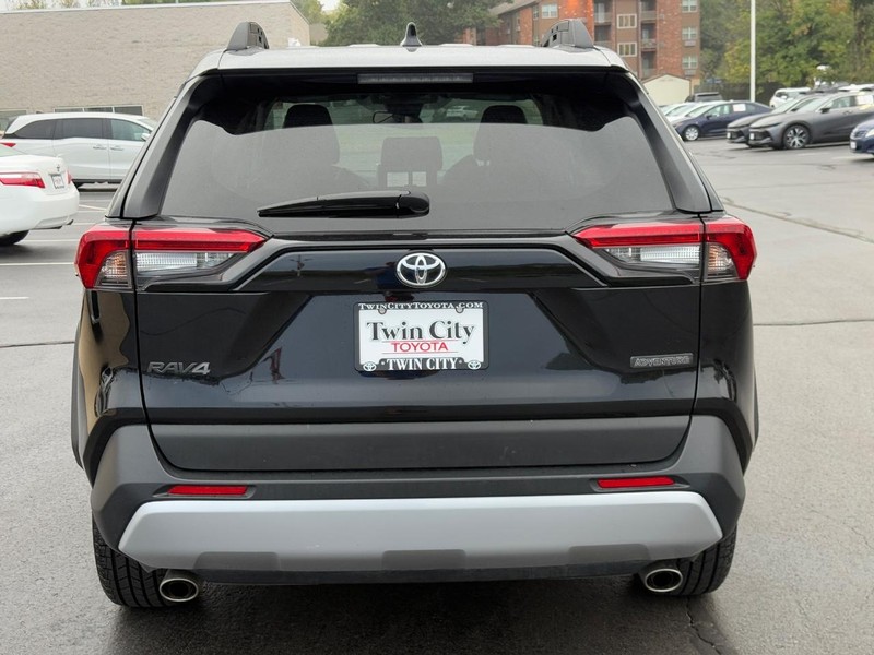 Toyota RAV4 Vehicle Image 5