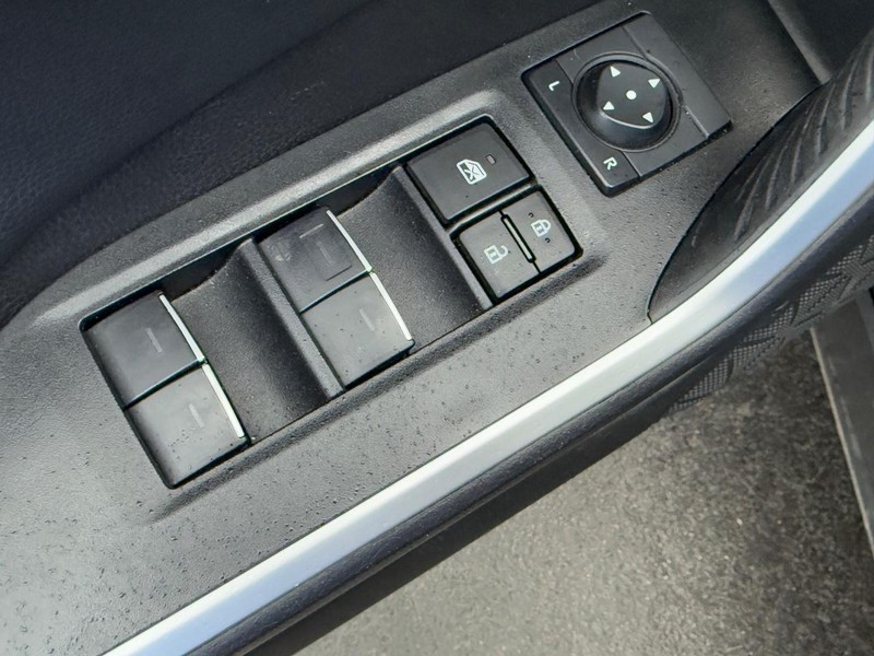 Toyota RAV4 Vehicle Image 16