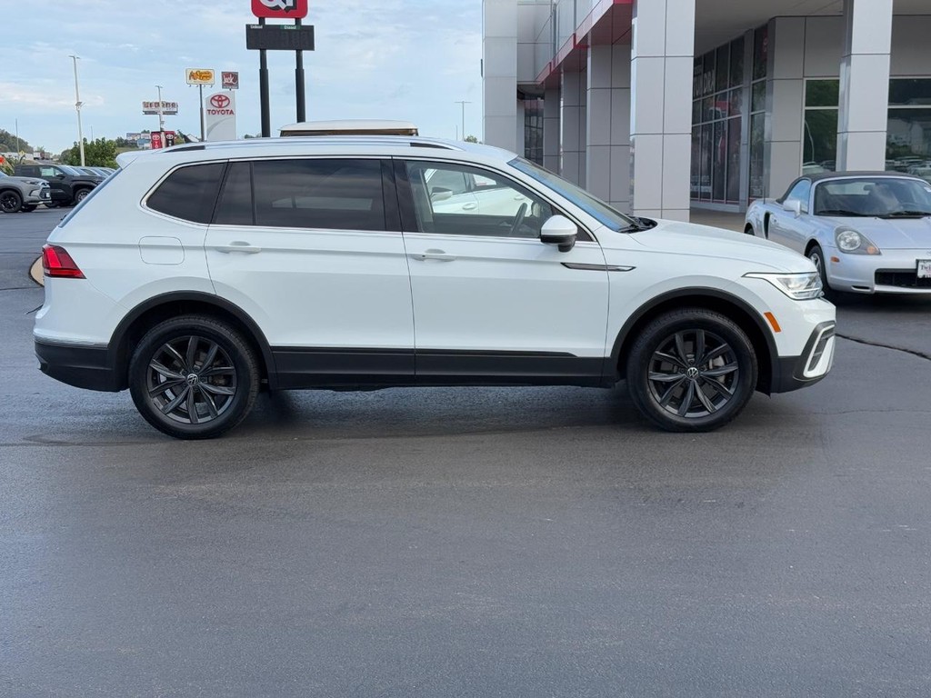 Volkswagen Tiguan Vehicle Image 2