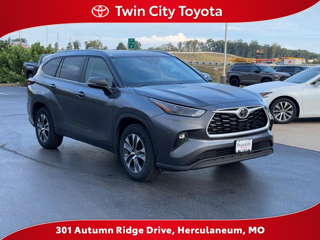 2024 Toyota Highlander LE's photo