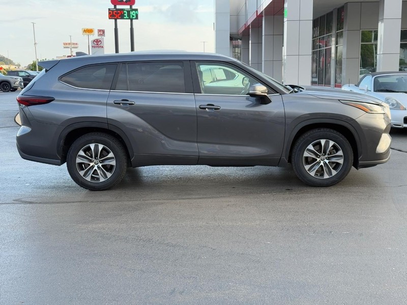 Toyota Highlander Vehicle Image 2