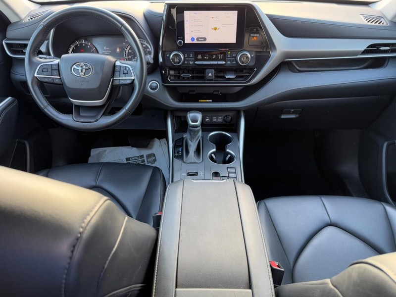 Toyota Highlander Vehicle Image 13