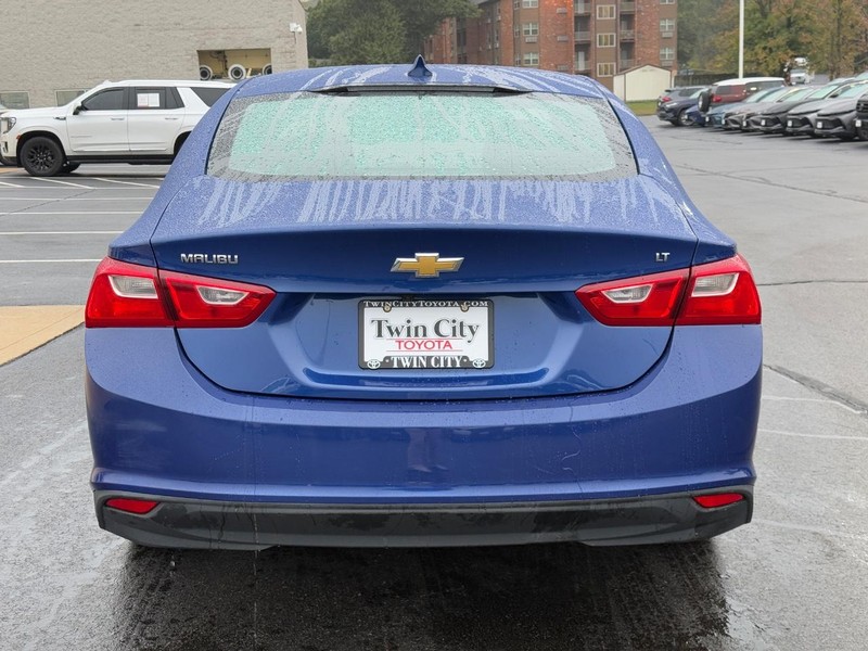 Chevrolet Malibu Vehicle Full-screen Gallery Image 05