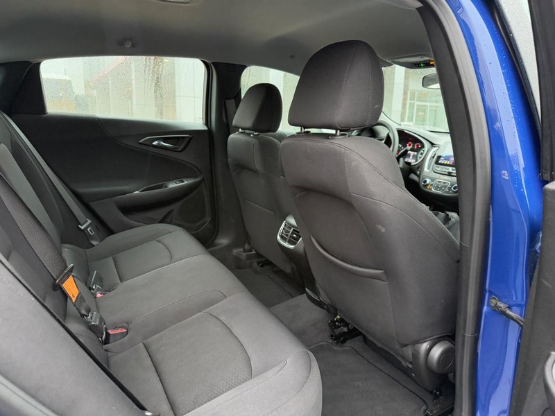 Chevrolet Malibu Vehicle Full-screen Gallery Image 11