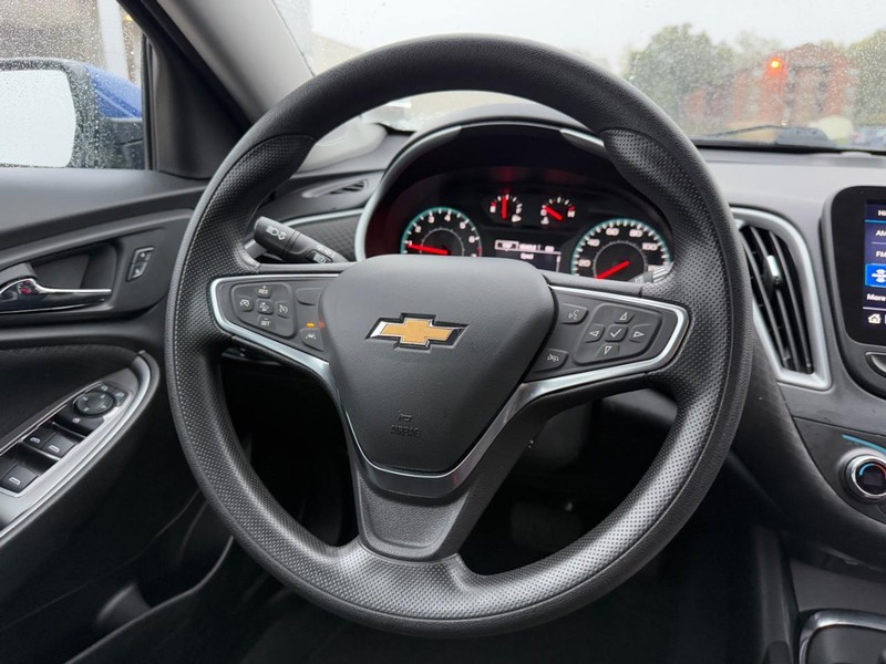 Chevrolet Malibu Vehicle Full-screen Gallery Image 13