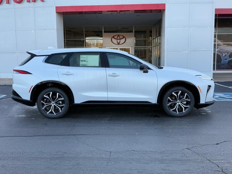 Toyota Crown Signia Vehicle Image 2