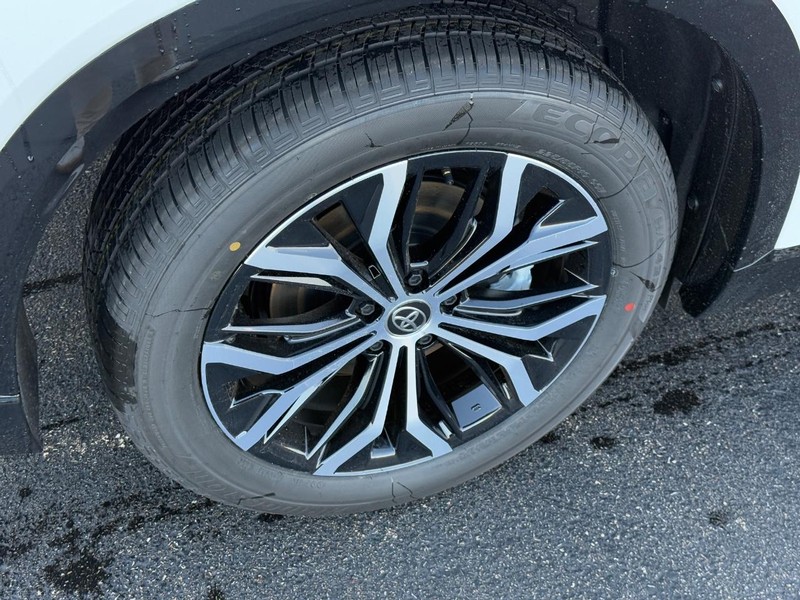 Toyota Crown Signia Vehicle Image 5