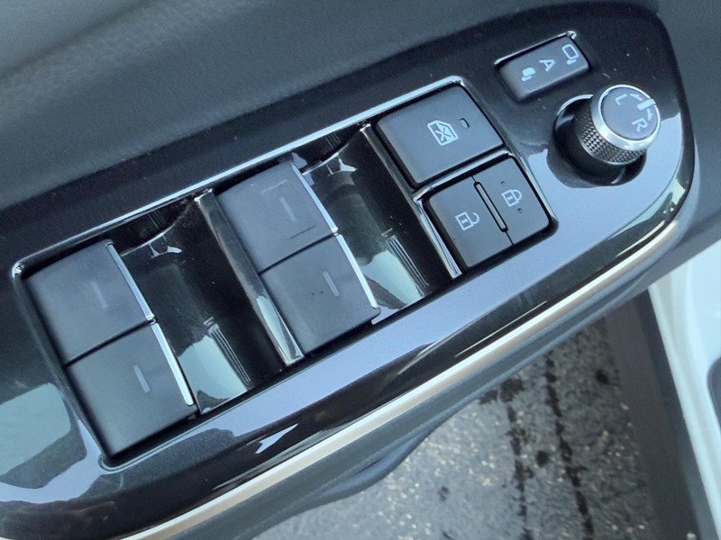 Toyota Crown Signia Vehicle Image 10