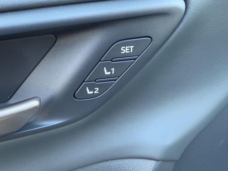 Toyota Crown Signia Vehicle Image 11