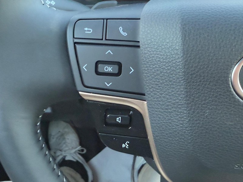 Toyota Crown Signia Vehicle Image 13