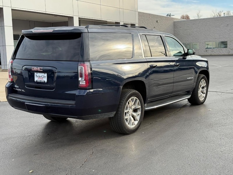 GMC Yukon XL Vehicle Image 3