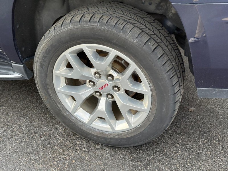 GMC Yukon XL Vehicle Image 8