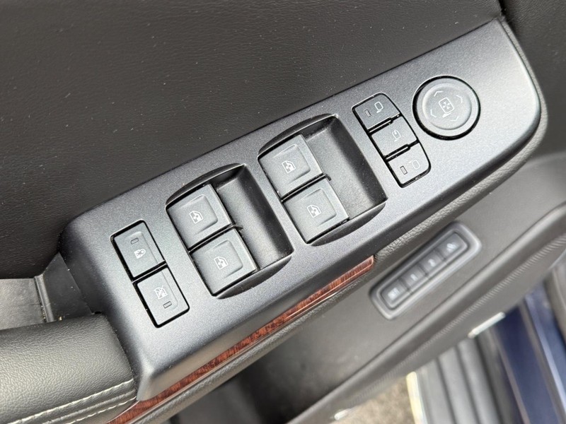 GMC Yukon XL Vehicle Image 17