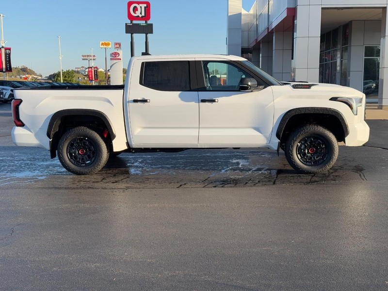 Toyota Tundra 4WD Vehicle Image 2