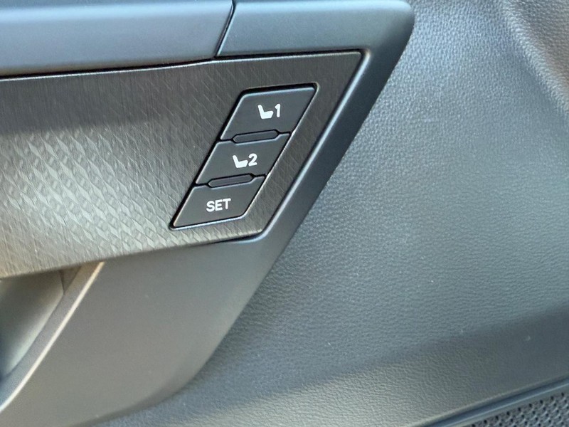 Toyota Tundra 4WD Vehicle Image 12