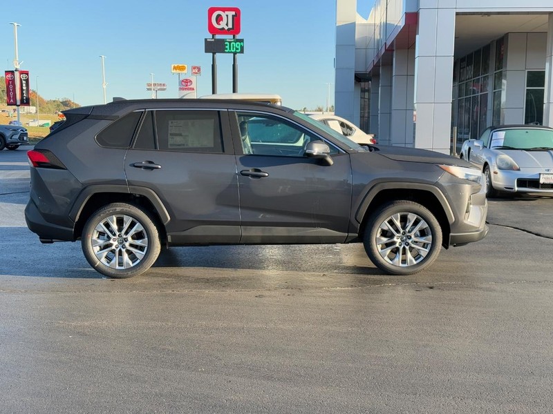 Toyota RAV4 Vehicle Image 2