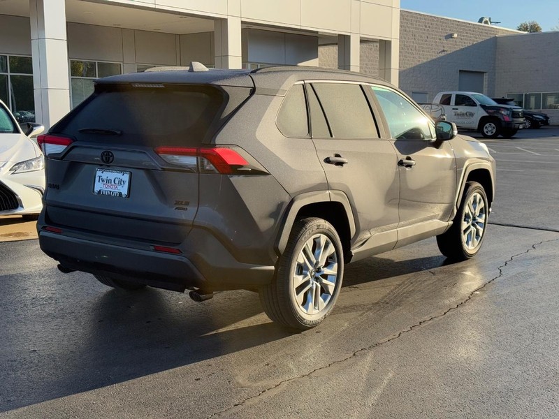 Toyota RAV4 Vehicle Image 3