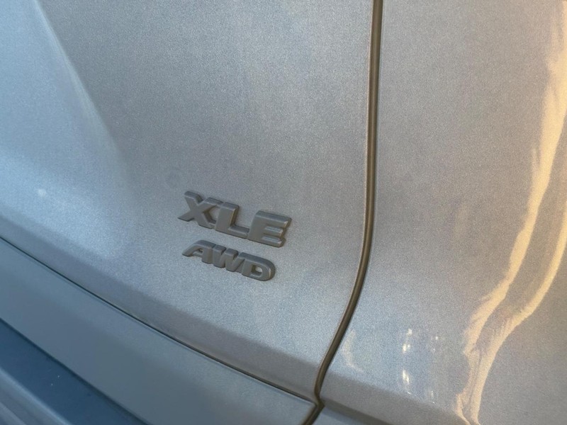 Toyota RAV4 Vehicle Image 4