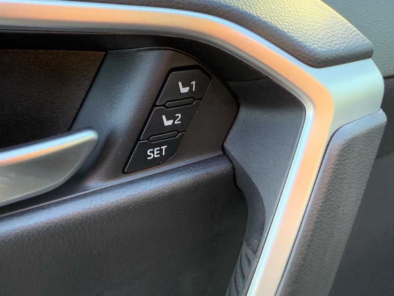 Toyota RAV4 Vehicle Image 11