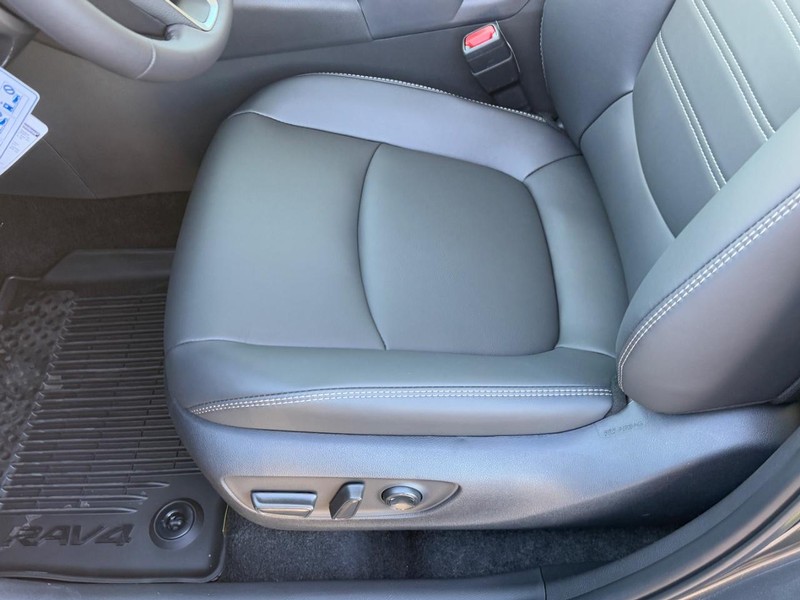 Toyota RAV4 Vehicle Image 12