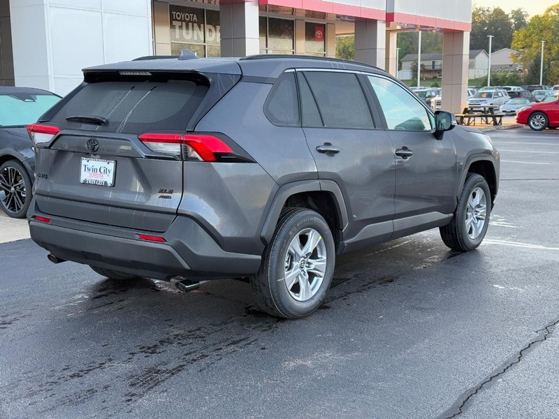 Toyota RAV4 Vehicle Image 3