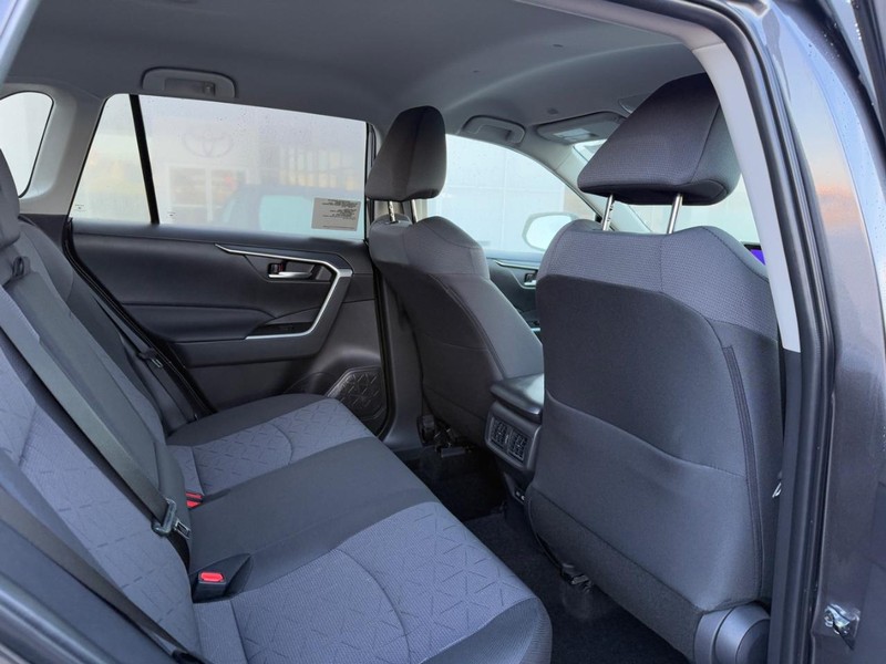 Toyota RAV4 Vehicle Image 6