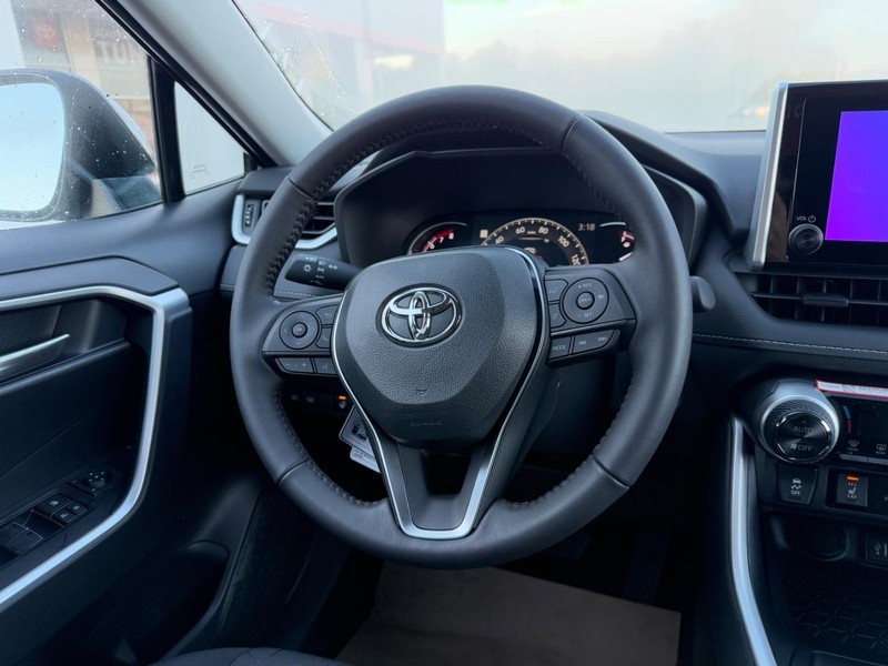 Toyota RAV4 Vehicle Image 8