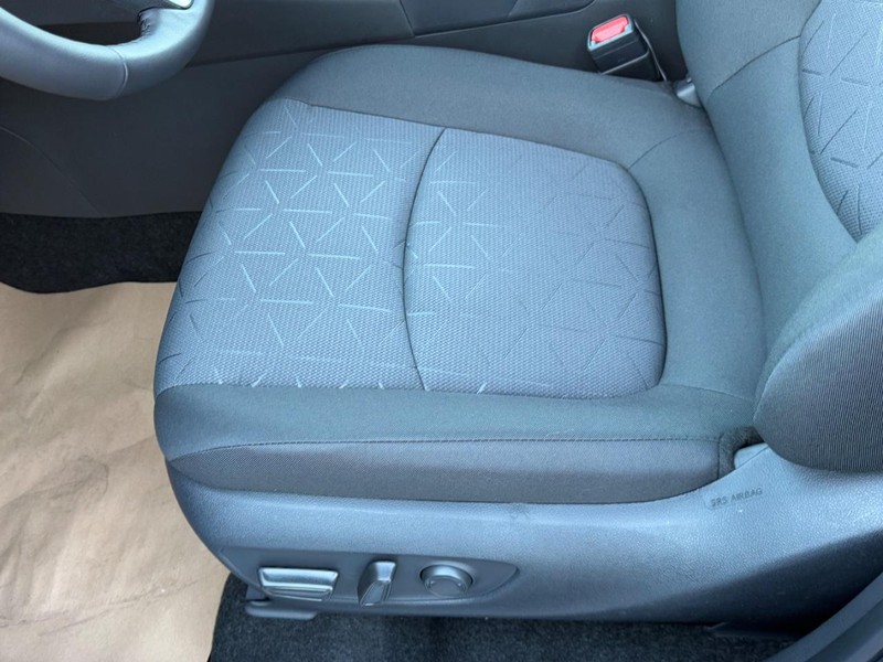 Toyota RAV4 Vehicle Image 11