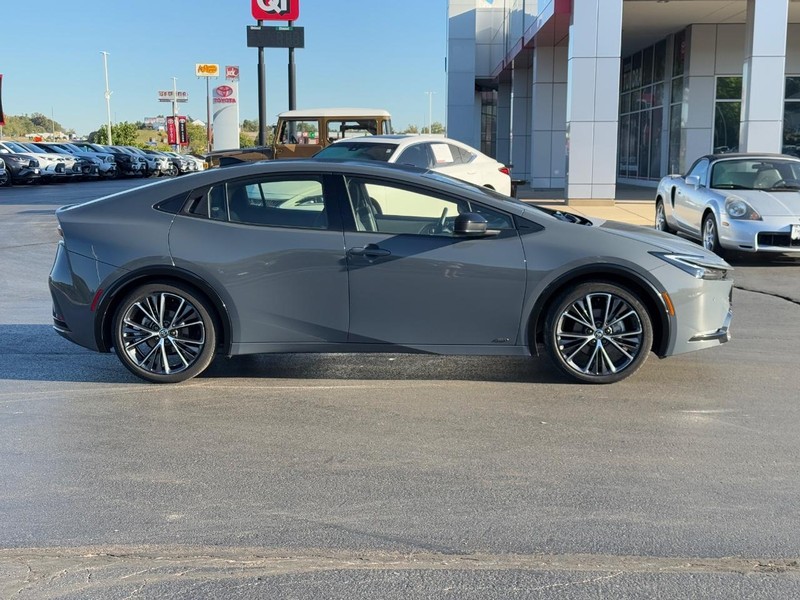 Toyota Prius Vehicle Image 2