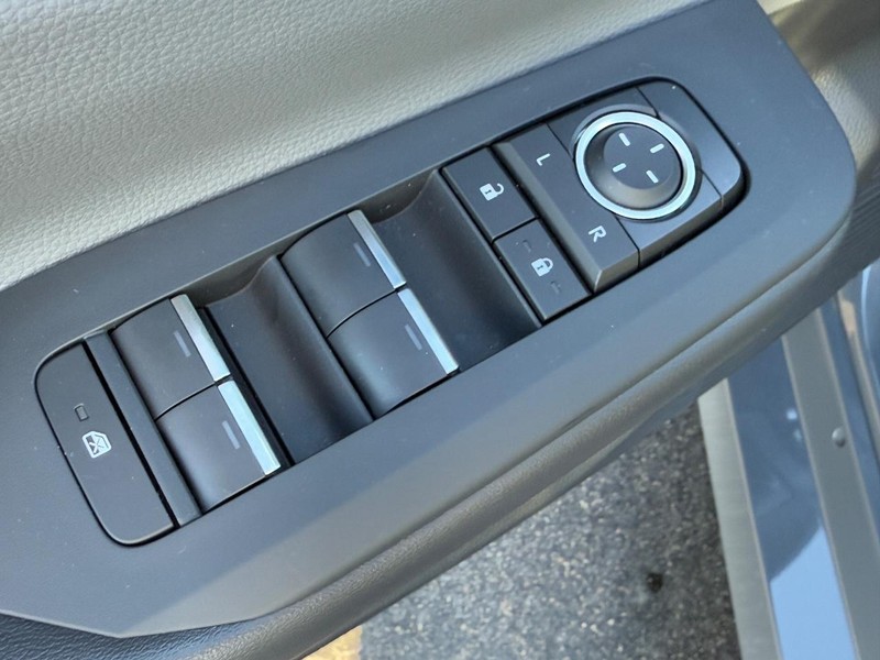 Toyota Prius Vehicle Image 15