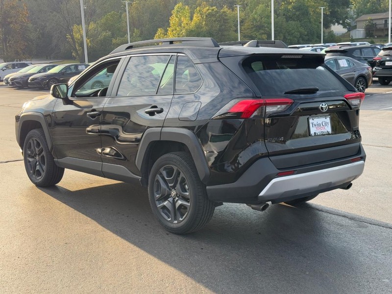 Toyota RAV4 Vehicle Image 6