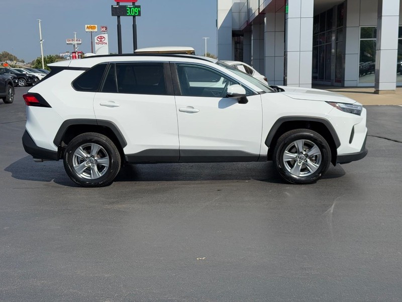 Toyota RAV4 Vehicle Image 2
