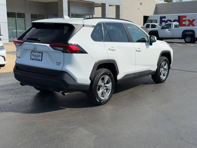 Toyota RAV4 Vehicle Image 3