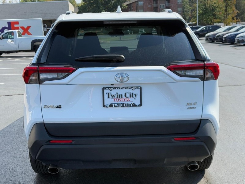 Toyota RAV4 Vehicle Image 5