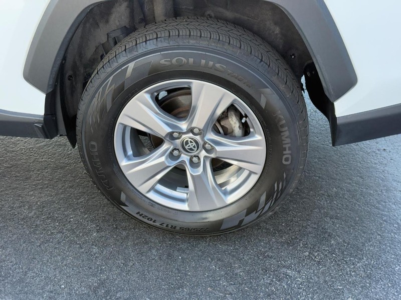 Toyota RAV4 Vehicle Image 8