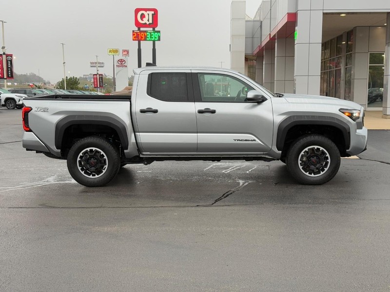 Toyota Tacoma 4WD Vehicle Image 2
