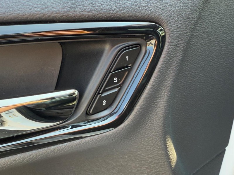 Dodge Durango Vehicle Full-screen Gallery Image 16