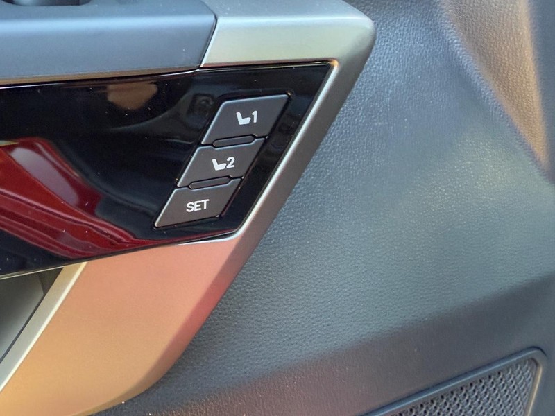 Toyota Sequoia Vehicle Image 11