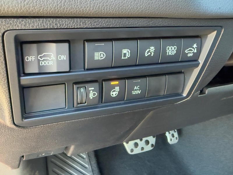 Toyota Sequoia Vehicle Image 13