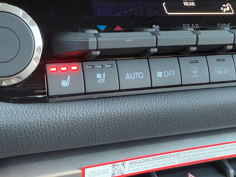 Toyota Sequoia Vehicle Image 18