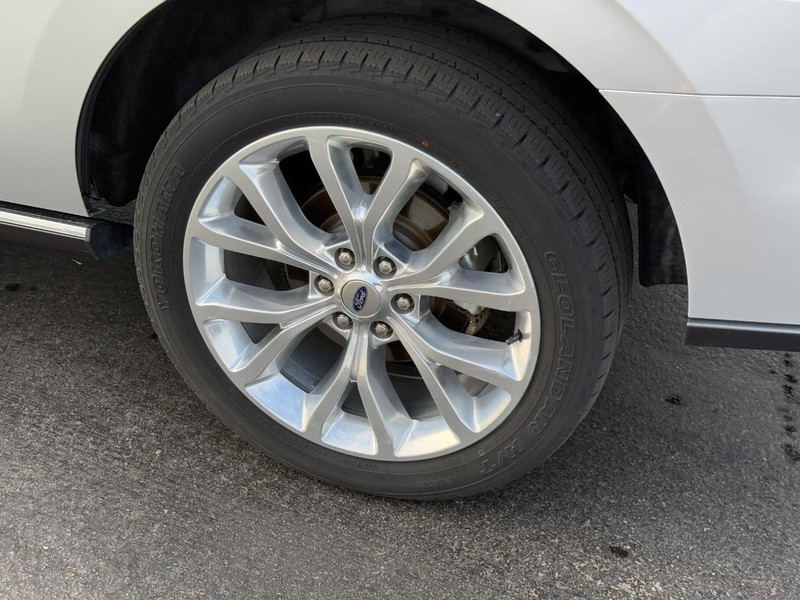 Ford Expedition Vehicle Image 8