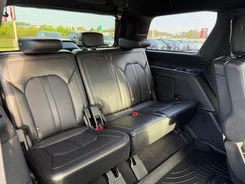 Ford Expedition Vehicle Image 11