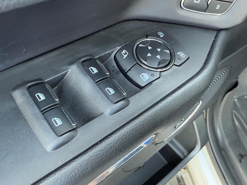 Ford Expedition Vehicle Image 16