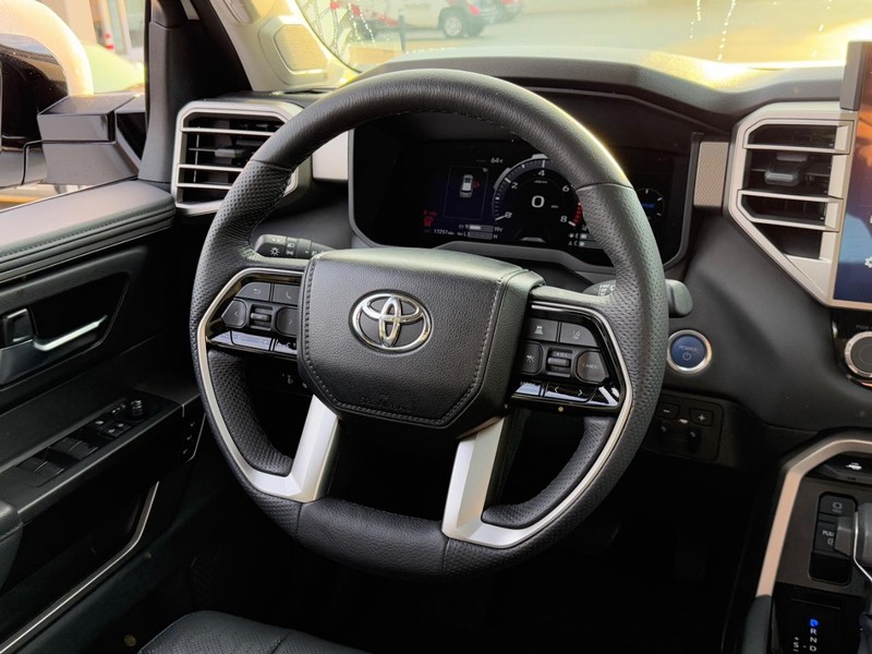 Toyota Sequoia Vehicle Image 15