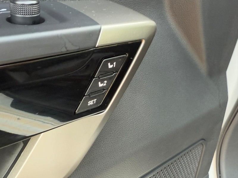 Toyota Sequoia Vehicle Image 18