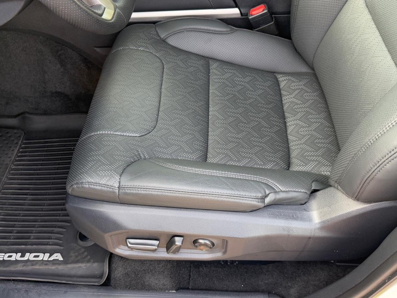 Toyota Sequoia Vehicle Image 19