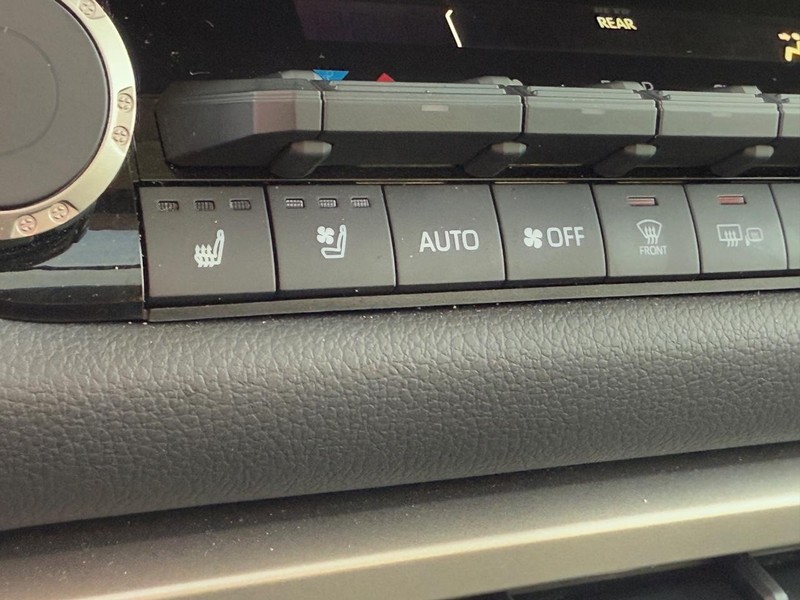 Toyota Sequoia Vehicle Image 26