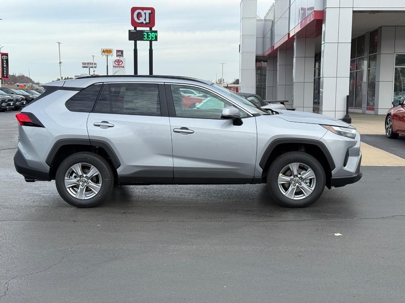 Toyota RAV4 Vehicle Image 2