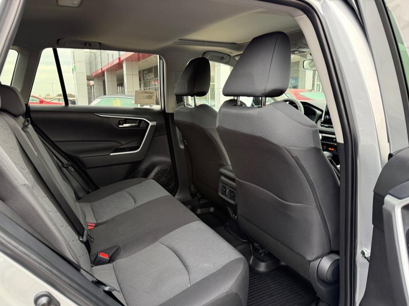 Toyota RAV4 Vehicle Image 6